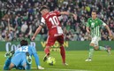 Aspas anota el segundo gol ante la mirada de Guardado. Foto: AFP