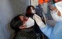 Una chica haciéndose la prueba de Covid-19. (Reuters)