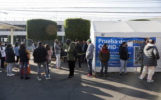 Numerosas son las filas para las pruebas covid en la CDMX. Foto: AFP