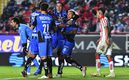 El plantel de Rayados festeja el gol de Duván Vergara vs Necaxa. (FOTO: Mexsport)