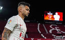 Tecatito Corona causó revuelo en redes sociales. (Foto: @SevillaFC)