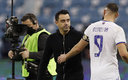 Xavi Hernández saludando a Benzema tras la derrota del Barcelona en la Supercopa. (Reuters)