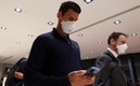 Djokovic en el aeropuerto de Australia. Foto: Reuters