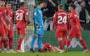 Jordán, tendido sobre el césped después de ser golpeado por un objeto lanzado desde la grada. (AFP)