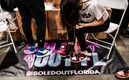Dos personas se prueban un par de tenis durante la Sneaker con. Foto: AFP