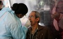 Adulto se somete a prueba covid en la Ciudad de México. Foto: Reuters
