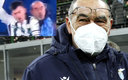Maurizio Sarri quedó sacudido y sin gafas tras el tremendo choque. (Reuters)