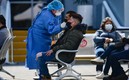 En el Hospital General una enfermera realiza una prueba para detectar covid. Foto: AFP