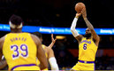 Lebron hizo 29 puntos para Lakers. (Foto: AFP)