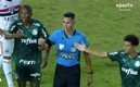 El árbitro muestra el cuchillo y se lo da a otro compañero del cuerpo arbitral. (foto: captura de pantalla)