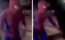 La mujer disfrazada de inmediato actuó para proteger a los niños.