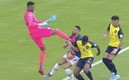 Alexander Domínguez se excedió con su fuerte entrada y le costó la roja.