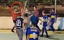 El momento que el árbitro brasileño saca la pistola para golpear a los jugadores.