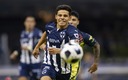 Ponchito González disputando un balón con Jorge Sánchez. (Mexsport)