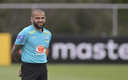 Dani Alves en la concentración de Brasil. (AFP)