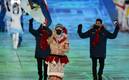 Nathan Crumpton desfiló sin playera en la ceremonia inaugural de Beijing 2022 (AFP)