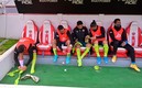 En la banca se cambiaron las calcetas varios jugadores de los Rayos. Foto: Imago7