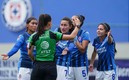 Cruz Azul femenil le reclamó a Karen Hernández el penal que marcó. Foto: Imago7