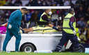 Cáceres abandonó la cancha en el 'carrito de las desgracias'. (Mexsport)