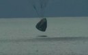 Momento en que la cápsula de los turistas espaciales del Space X cae al mar. Foto: AFP