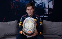 Max mostrando su nuevo casco. (Captura de pantalla)