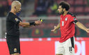 Mohamed Salah y el árbitro sudafricano Victor Gomes. (Reuters)
