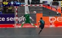 Roncaglio, portero de Brasil, terminó en el piso tras este penal. (Foto: Especial)