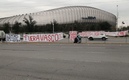 Gigante de Acero fue el escenario para lucir las mantas en contra del equipo y directiva.