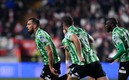 Los béticos celebraron con todo el triunfo ante el Rayo. FOTO: AFP.