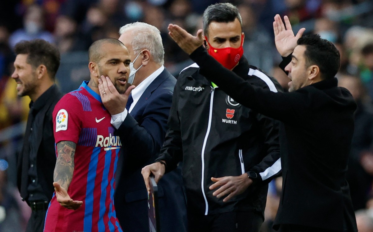 Dani Alves se fue expulsado en el duelo del pasado fin de semana ante los Colchoneros. FOTO: Reuters.