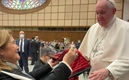 El Papa aceptó la playera con gusto.