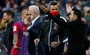 Dani Alves se fue expulsado en el duelo del pasado fin de semana ante los Colchoneros. FOTO: Reuters.