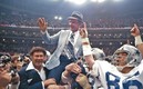 Dion Rich levantando en sus hombros a Tom Landry. (Captura de Twitter Jim Grant)