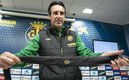 Unai Emery regaló su corbata a un aficionado de Villarreal. (FOTO: Villarreal CF)