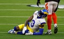 Beckham se tomaba la rodilla con un gesto de dolor. Foto: AFP