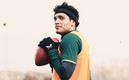 Raúl Jiménez mostró sus dotes como quarterback. FOTO: @Wolves.