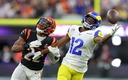Van disputando el balón con Chidobe Awuzie de los Bengals. (AFP)