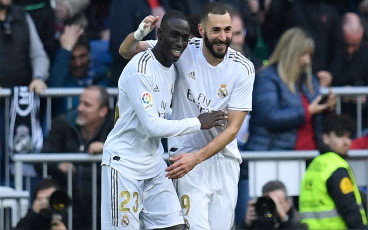 Mendy y Benzema celebrando un gol contra el Atlético de Madrid. (AFP)
