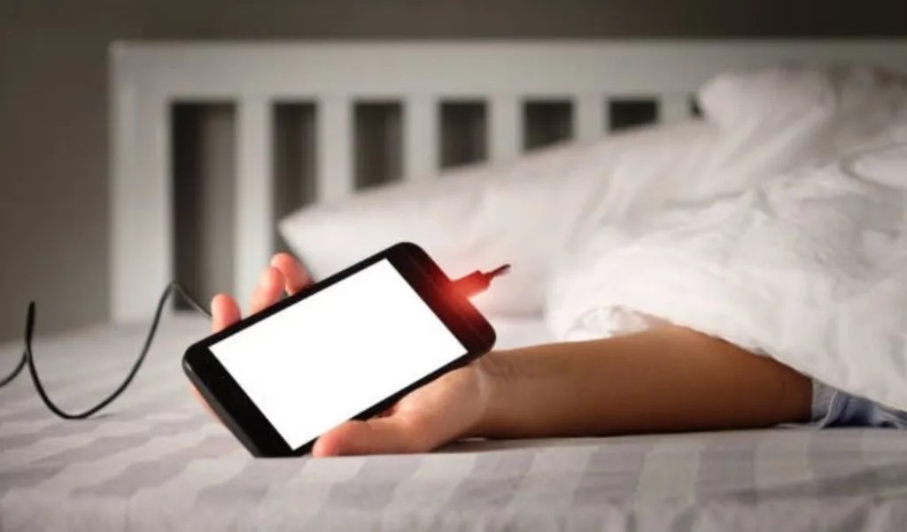Dejar cargando el teléfono celular sobre la cama (Foto: Especial)