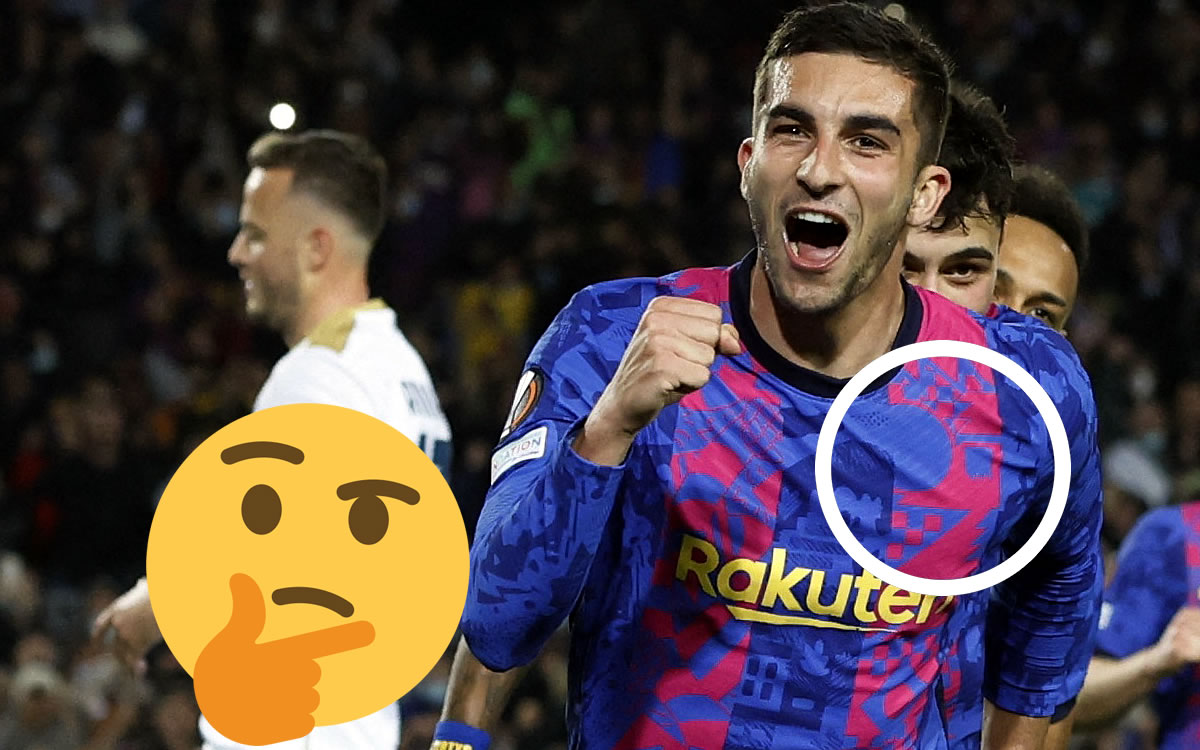 Ferrán Torres con la camiseta sin escudo del Barcelona ni logo de Nike. (Reuters)