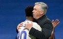 Ancelotti celebró con sus jugadores el triunfo ante Deportivo Alavés. FOTO: AFP.