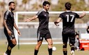 Carlos Vela es felicitado por su gol con LAFC. FOTO: @LAFC.