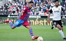 Aubameyang convirtió un hat-trick en Mestalla (Foto AFP)