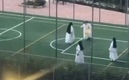 Las monjas juegan felices al futbol.