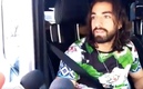 Pizarro se detuvo a hablar con aficionados que lo criticaban.