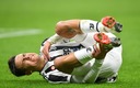 Dybala resintiéndose por una falta contra el Milan. (Reuters)