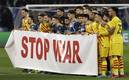 Jugadores del Napoli y Barcelona mostraron su inconformidad ante el conflicto bélico en Ucrania (Foto Reuters)