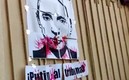 Los manifestantes pintaron la cara de Putin con pintura roja como si fuera sangre. (Captura de Twitter Meganoticias mx)