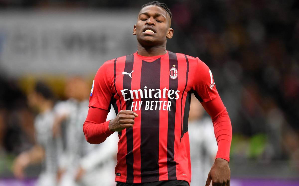 Milan volvió a dejar puntos en el camino y le dejó todo puesto al Inter (Foto Reuters)
