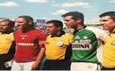 Totti y Borgetti posando con los árbitros.